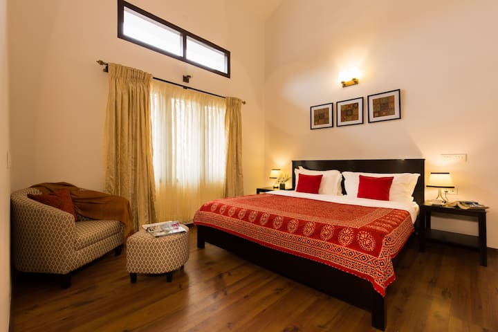 Ფართო ლუქს-კლასის ორადგილიანი საძინებელი დიდი ზომის საწოლით. 