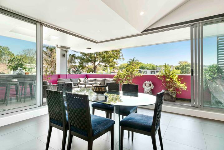 Modern Urban Penthouse: Art, Comfort, Car Parking gallery image 5