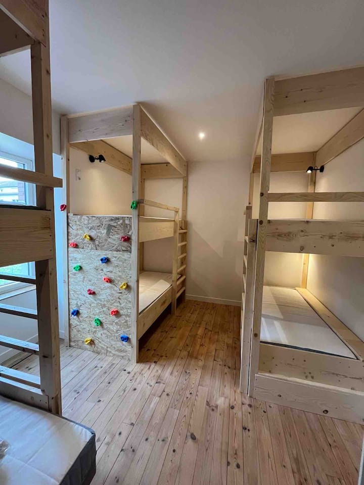 Room n°4 - 7 people - 5 beds 90x200 + 1 bed 140x200