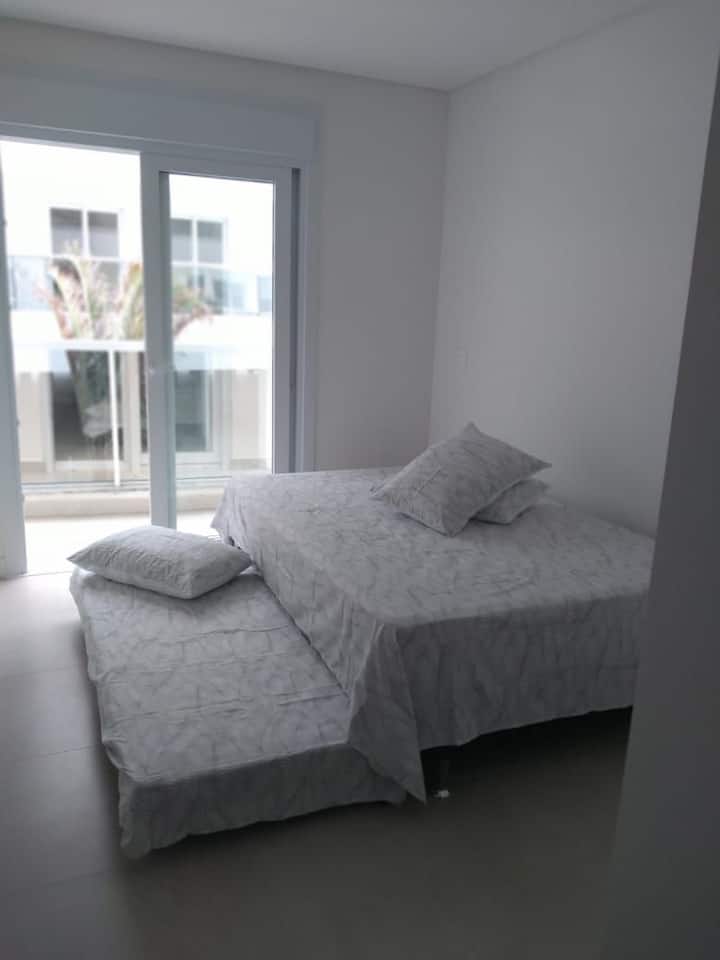 Izba s manželskou posteľou a pomocnými zariadeniami. Šatníková skriňa a pvc žalúzie pri dverách