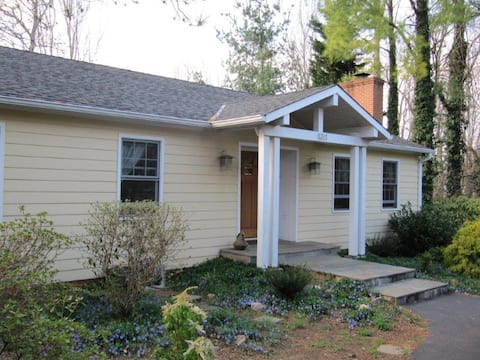 Fabulous Terrace Level Apartment In City