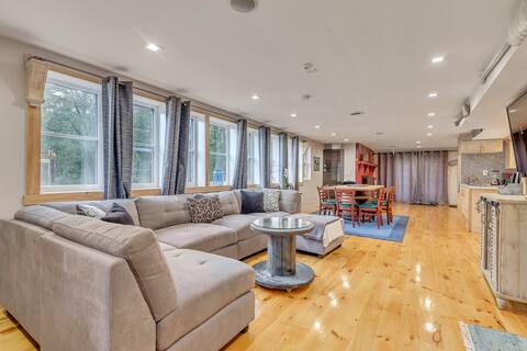 Woodsy Retreat w/ Hot Tub, Close 2 Ski, Priv. Pool