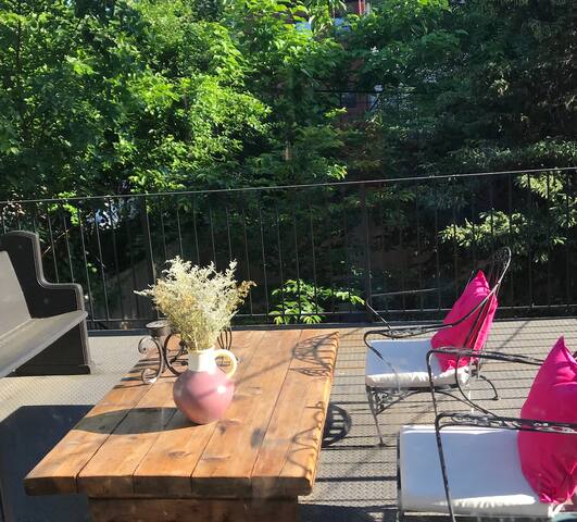 3 Bedroom 2.5 bath 3 floor Hosted Apartment gallery image 4