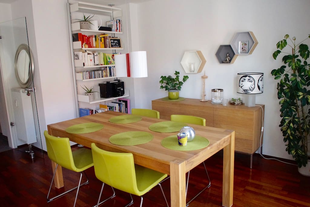 Großer Esstisch im Wohnzimmer: viel Platz zum Essen oder Arbeiten