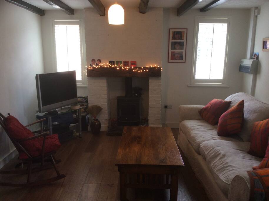 A cosy and comfortable living room, with plenty of books and games for use by visitors.