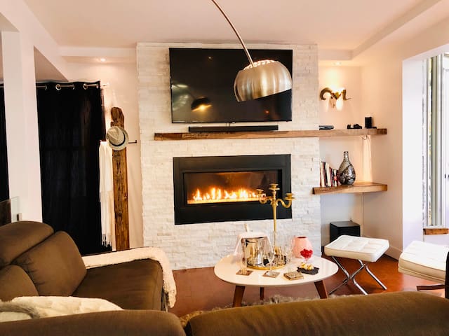Fun and Vintage Family room in Quebec w/ love ones