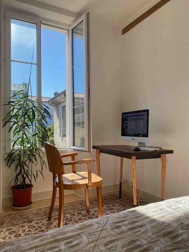 Тиха гледка към градината 