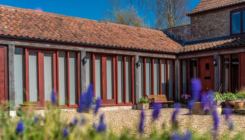 Lodge farm annexe. Country retreat. Hot tub.