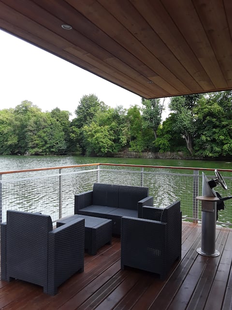 Popular Airbnb listing: One night on the water between Giverny and La Roche Guyon in Yvelines