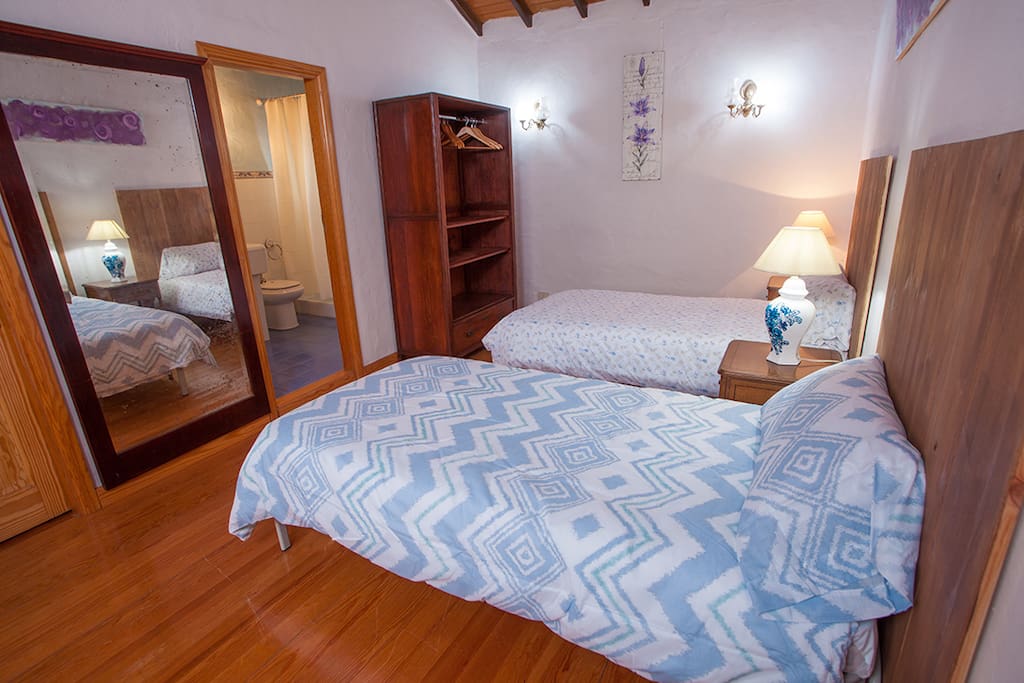 Habitación 1: Habitación doble con baño en suite.