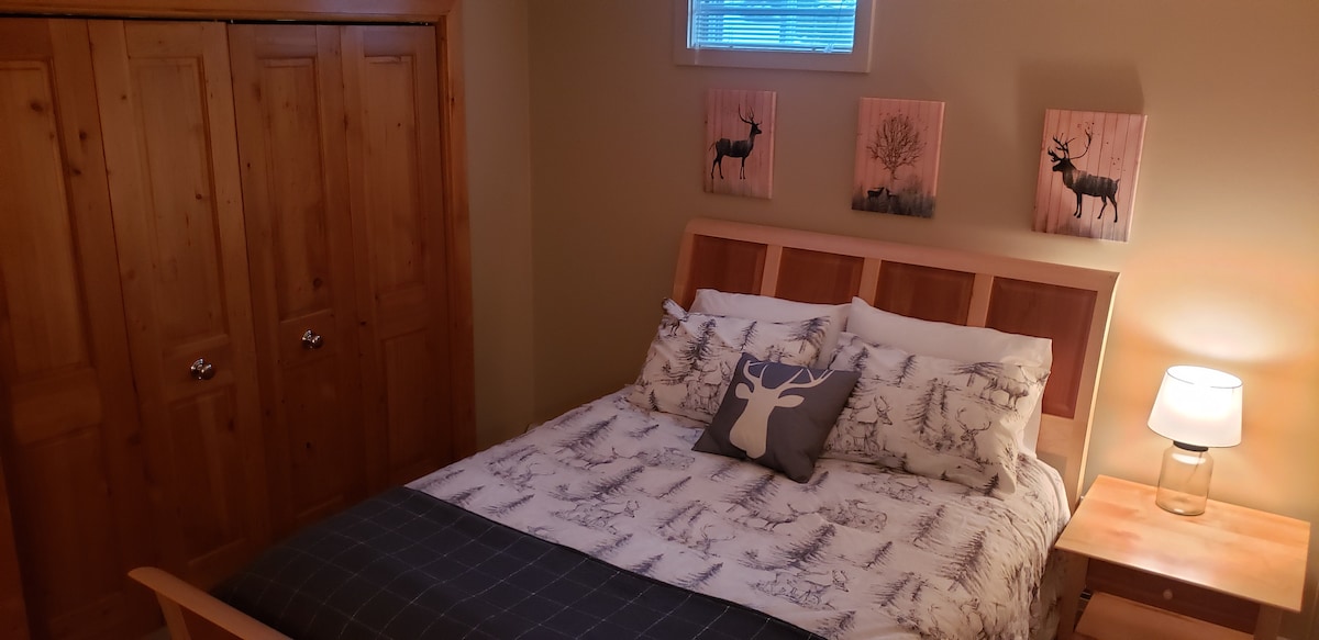 Dhomë gjumi më e ulët me krevat dopio "queen".  Ndodhet fare pranë dhomës së poshtme të ndenjjes, duke ofruar një vend të qetë për t 'u çlodhur larg ambienteve të përbashkëta.