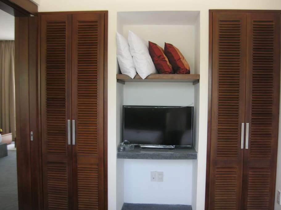 TV and wardrobe in the smaller bedroom