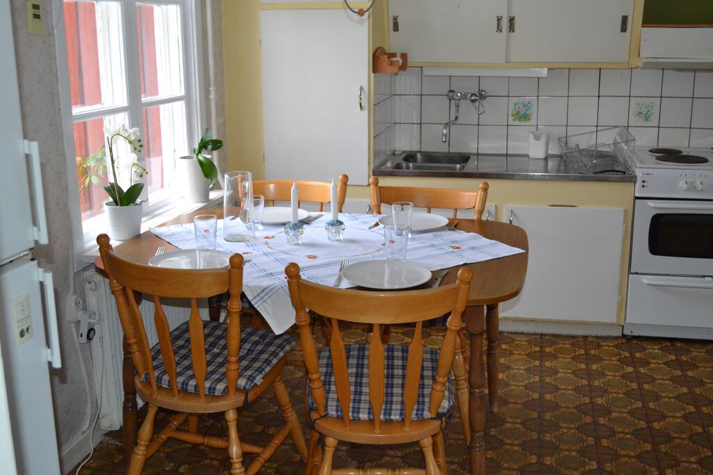 Matplats med rum för 4-6 personer.
The kitchen table fits 4 to 6 people.