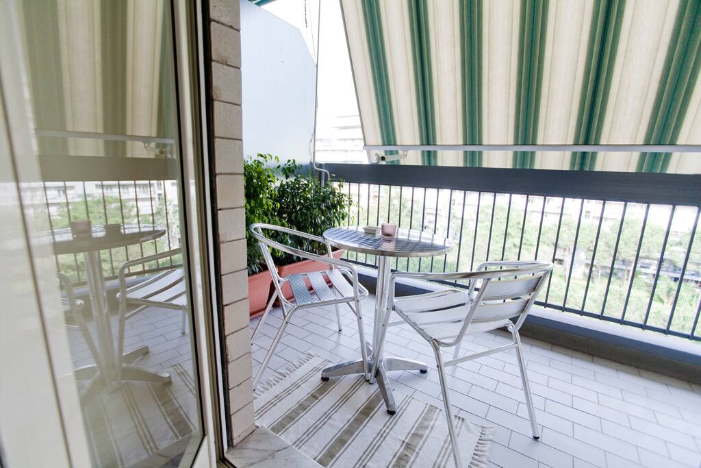 Ogni camera dispone di un balcone privato arredato come in foto.