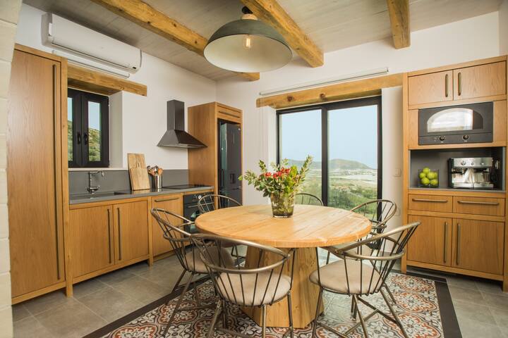 Villa Bespoke, sea view, heated pool, jacuzzi, 2BD gallery image 4