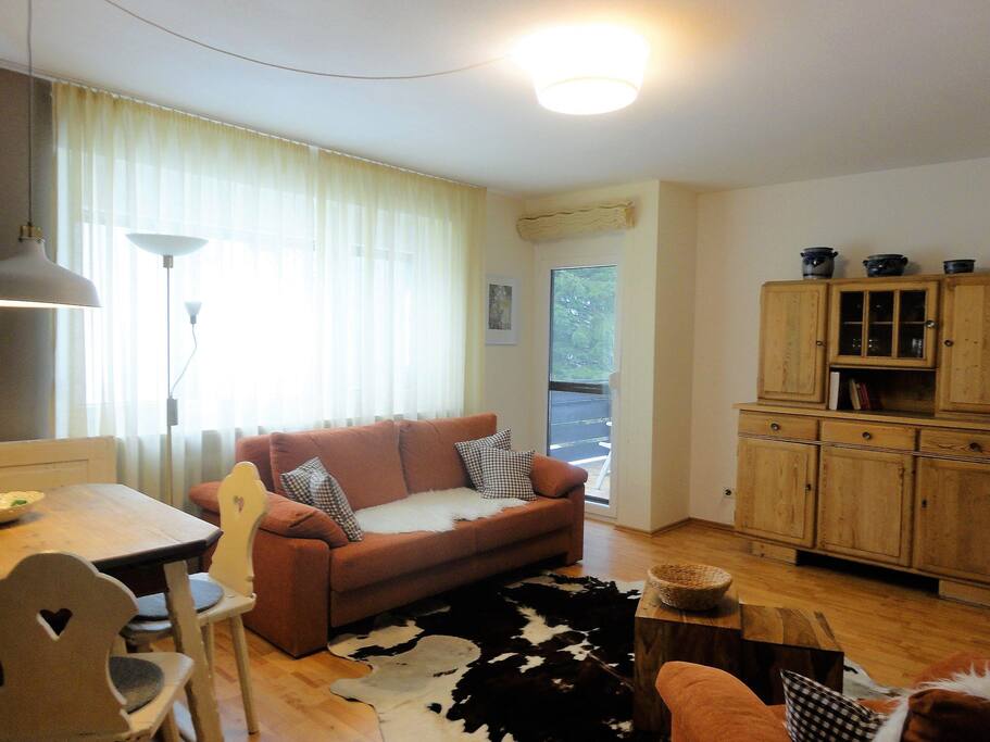 Wohnraum mit Ausziehcouch Ferienwohnung Alpenveilchen Oberstaufen