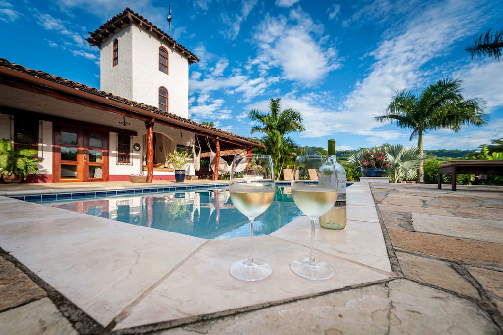 Complimentary Wine served Poolsode