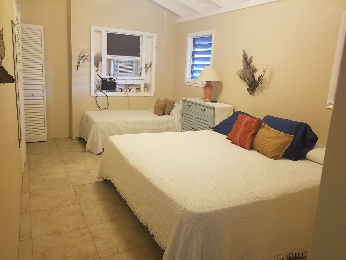 غرفة نوم بسريرين كبيرين وسريرين مزدوجين