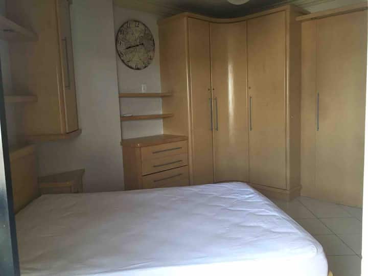 带空调和风扇的双人套房。