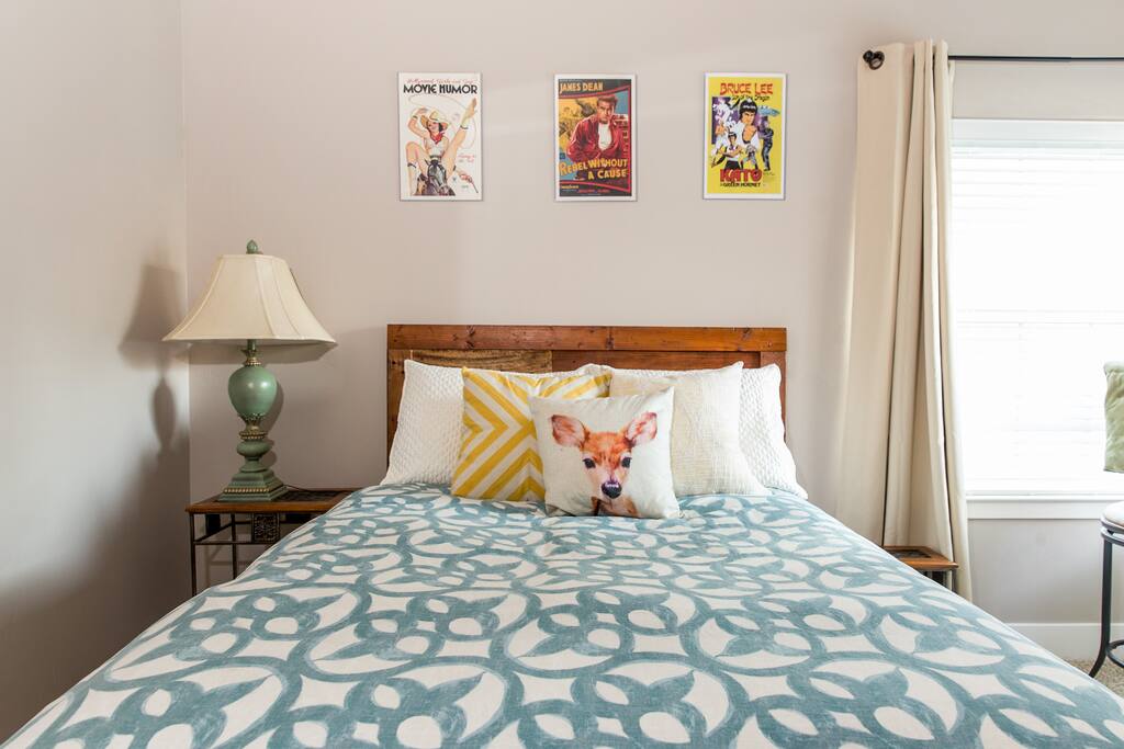 Spacious room with double bed, TV + Roku/Netflix. Located right nex to guest bathroom.