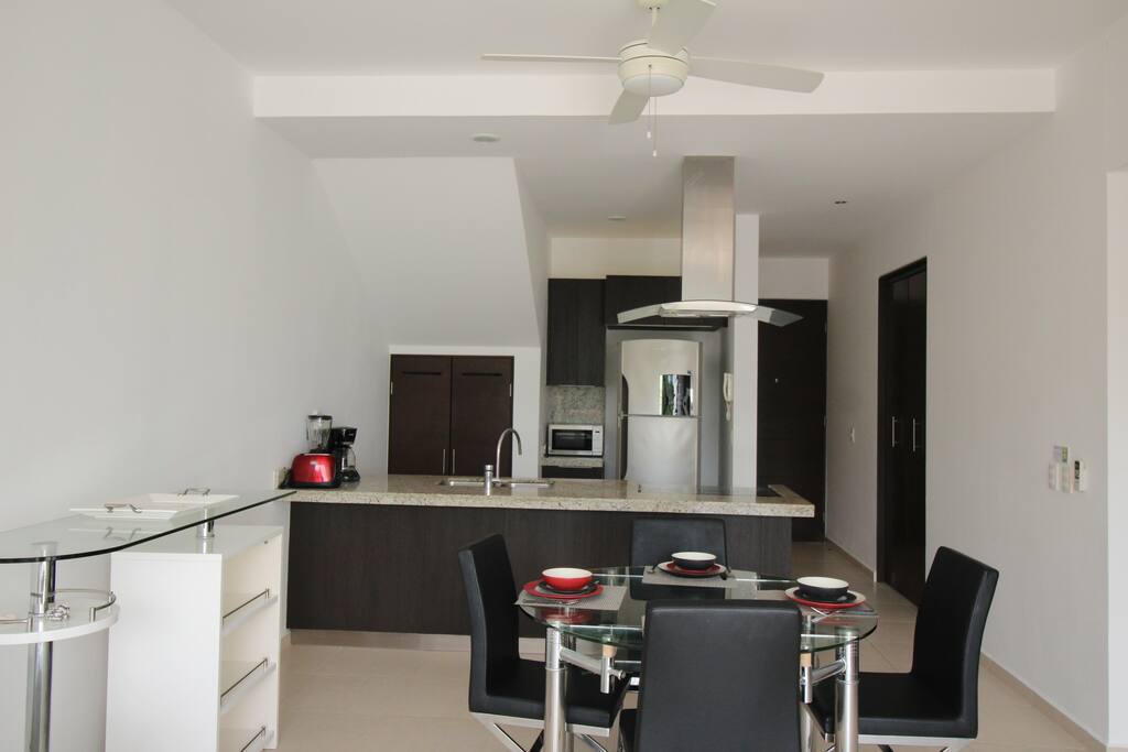 Full kitchen and dinng area.