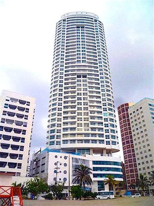 Edificio moderno con todas las comodidades