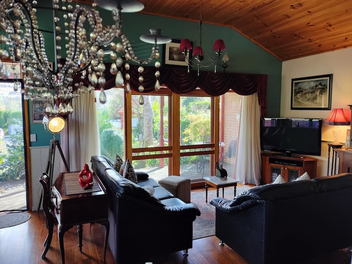 Mia's On The Mount Cottage
In A Garden Oasis - Woodend