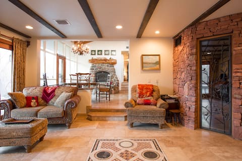 Luxurious Creekside Hideaway