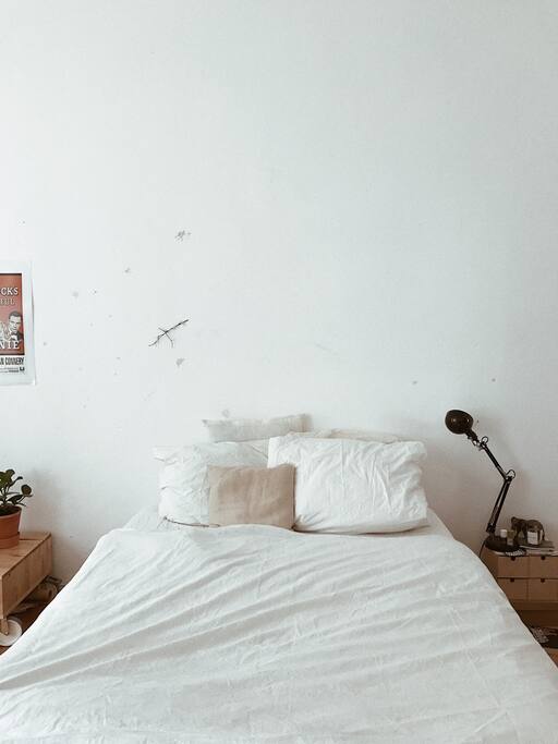 Queen size bed.