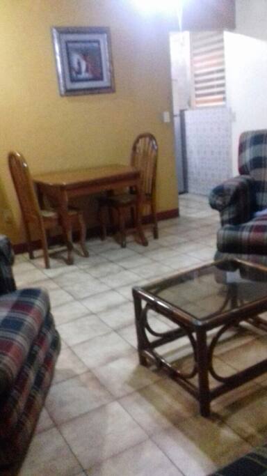 Sala comedor en un mismo ambiente, cocina otro ambiente, recamara y baño privado