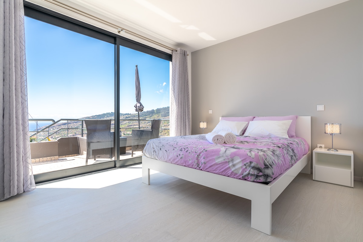 带套房浴室的卧室、带卫生间的卧室、Quarto com banheiro privativo、Schlafzimmer mit套房Badezimmer