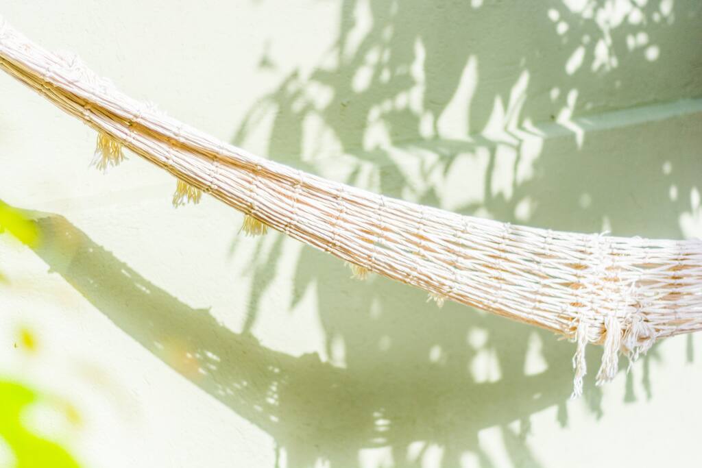 lig in de hangmat onder de mangoboom