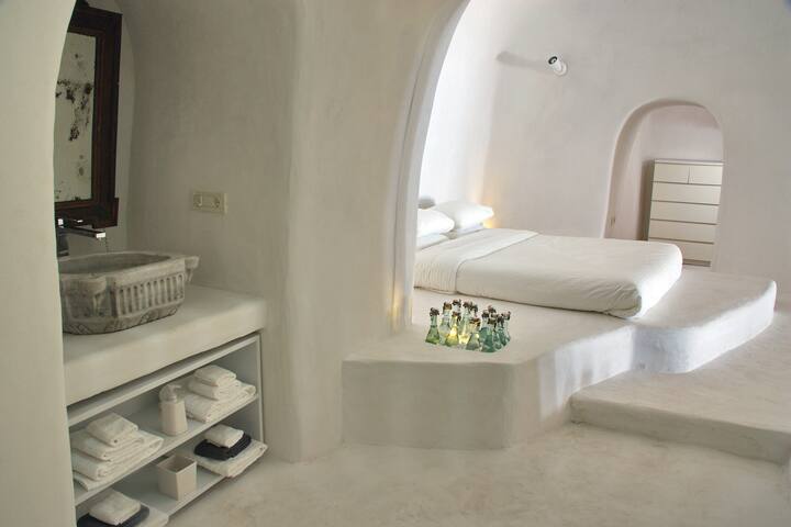 Lydia’s House, Caldera view, indoor heated pool gallery image 2