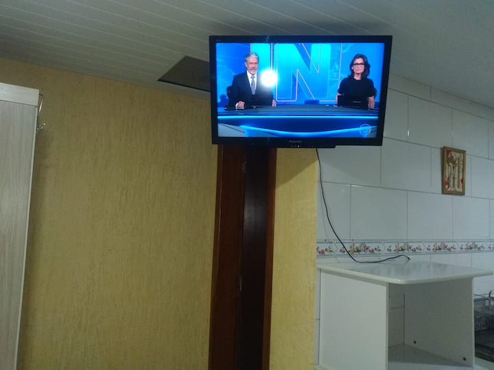 Hinged 32-inch TV na udhibiti wa kijijini na antenna ya nje ya digital.