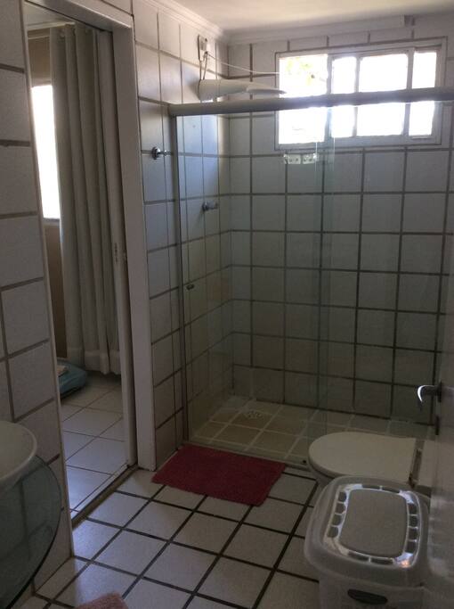 Está foto mostra um ângulo do banheiro da suíte “Pitanga” onde se ver o quanto é claro e amplo o box