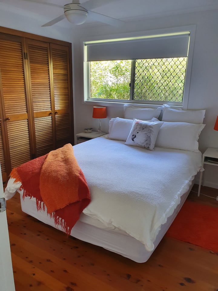 Segundo dormitorio con cama tamaño queen y mucho espacio en el armario.