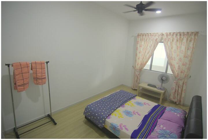 [Third bedroom] Queen-size bed, ceiling fan, no aircond, suitable for elderly. Position of bed changed.