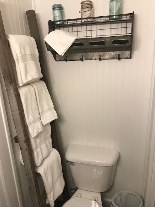 Main floor full bathroom