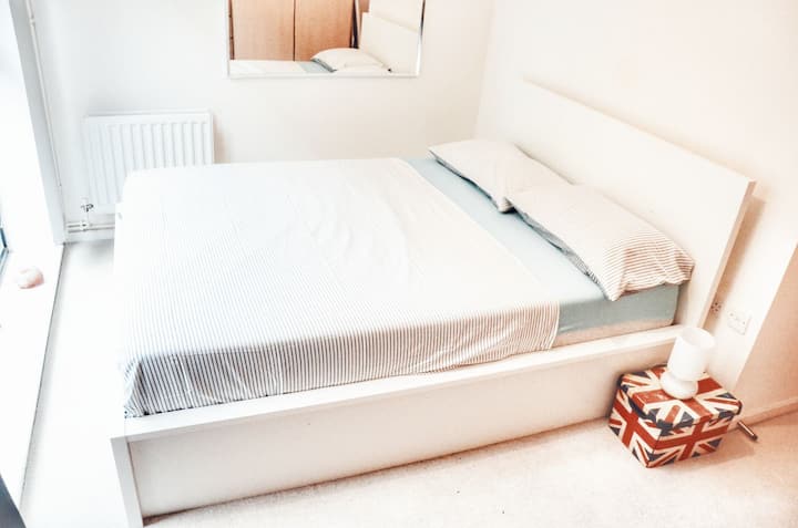 Cama tamaño queen cómoda y espaciosa con colchón de espuma viscoelástica (armario grande detrás) 