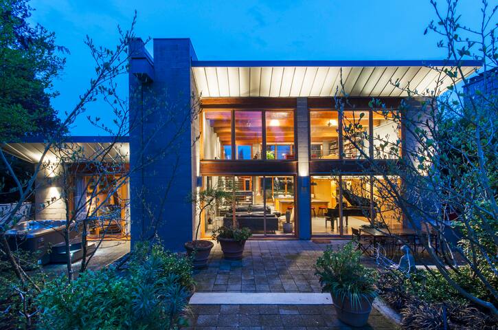 Private Oasis in Vancouver with Pool and Hot Tub