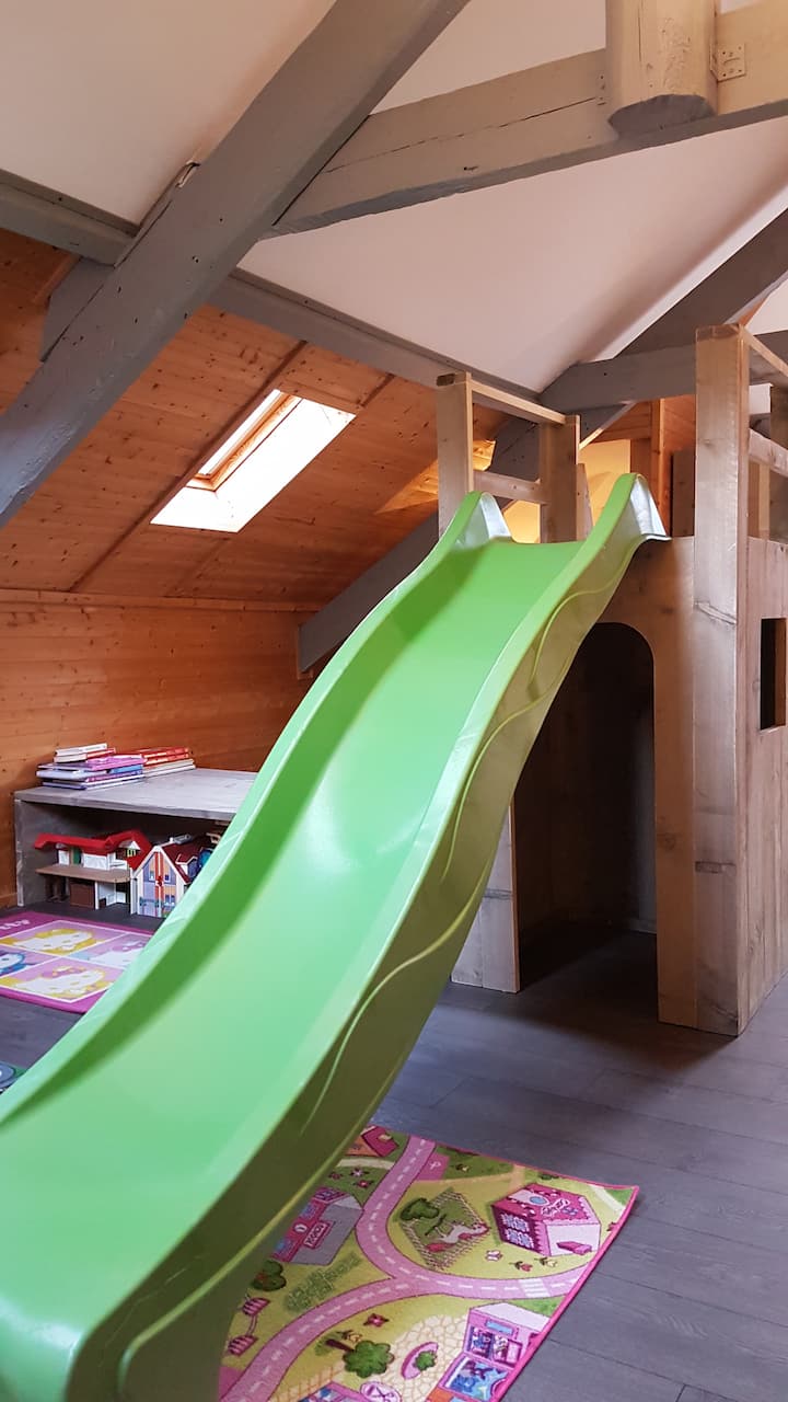 برج لعب مع غرفة علوية منزلقة