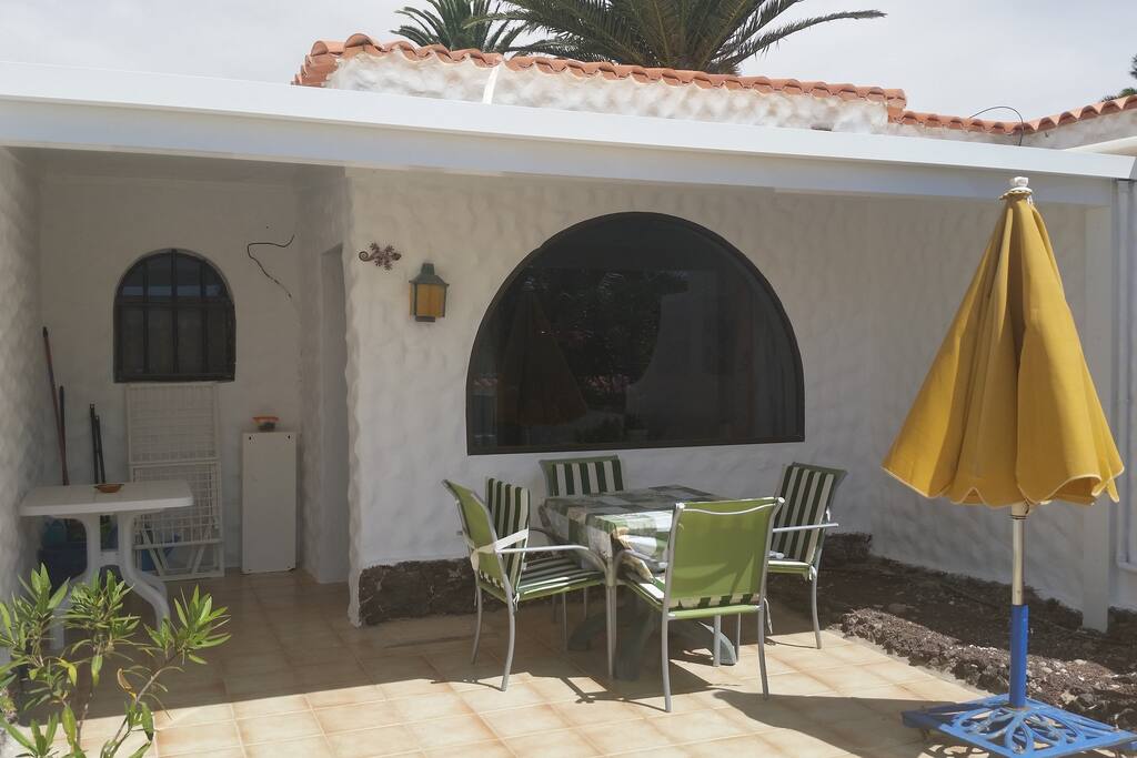 teilüberdachte Terrasse