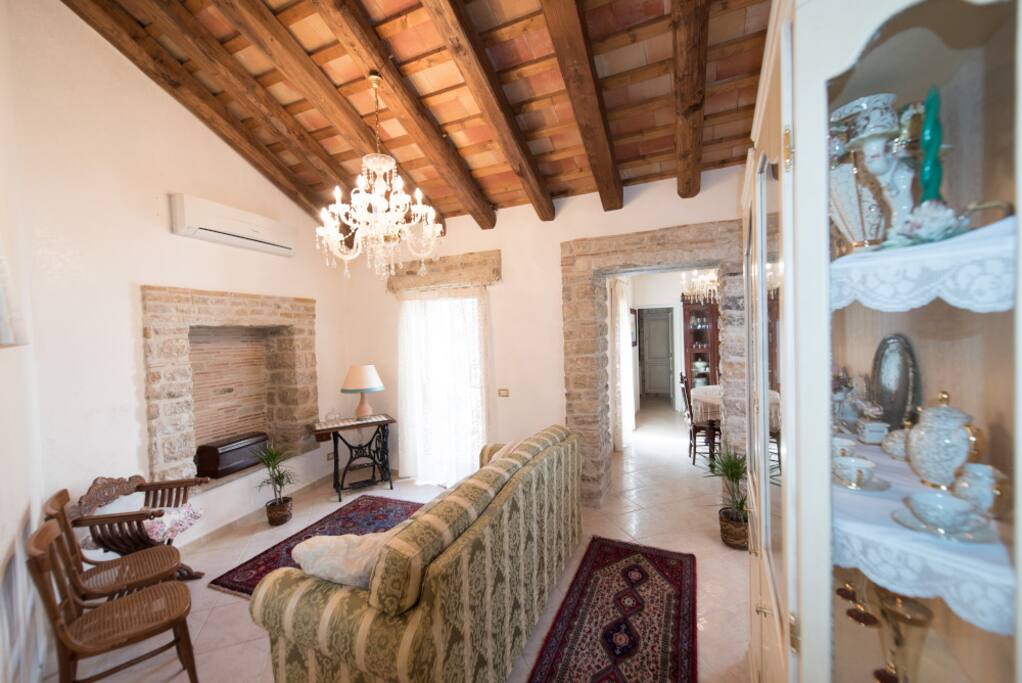 Nicolosi Vacanze : il nostro ingresso/salone spazioso e luminoso .