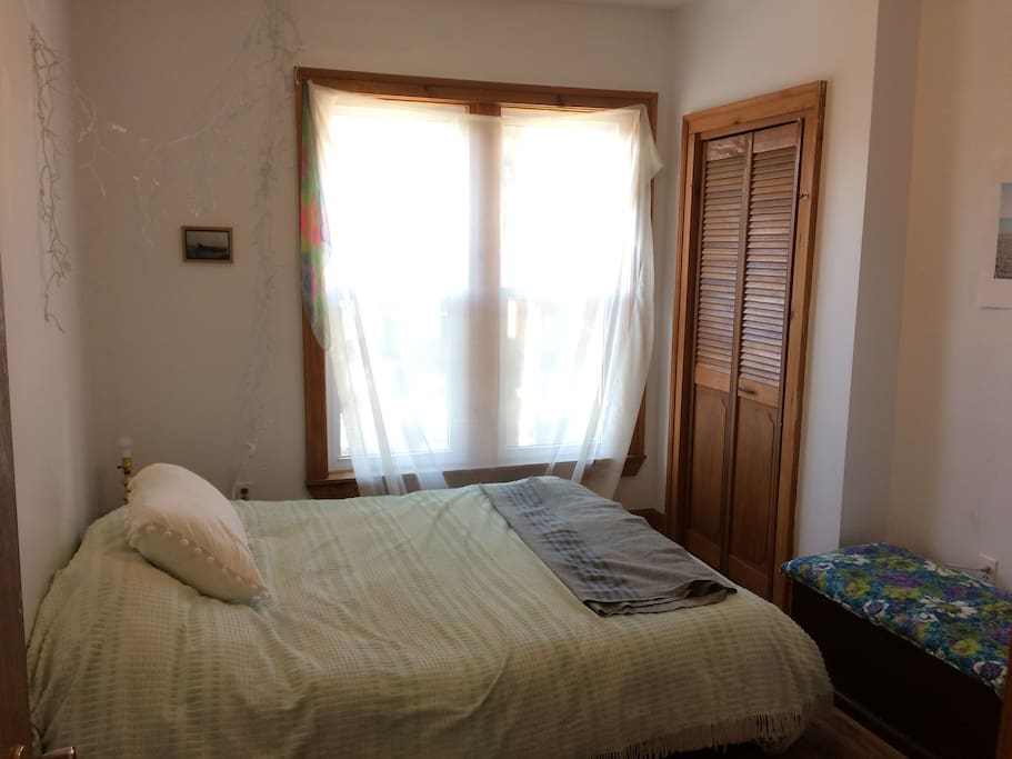 Bedroom with queen sized bed