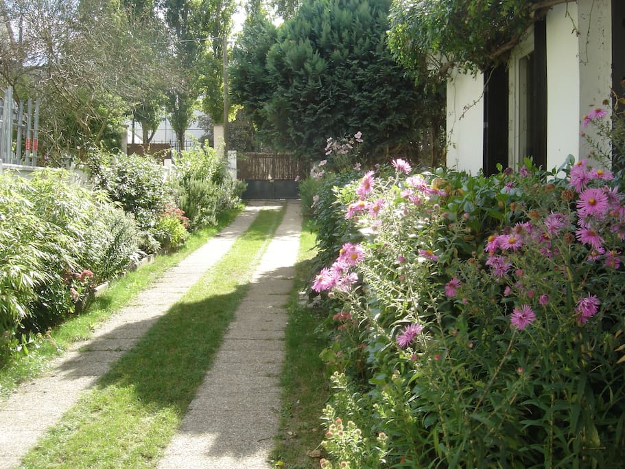 Un jardin fleuri près des Bords de Marne