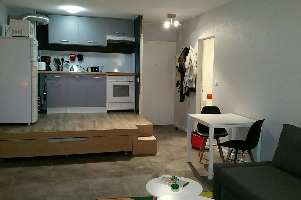 Le coin cuisine est surélevée par une estrade ou est intégré un lit 2 personnes
