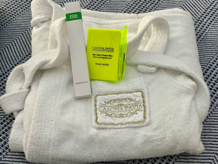 מגבות וסדינים באיכות גבוהה.  שירותים לאורח בשירותים.