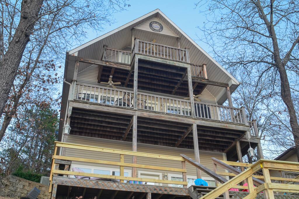 Plenty of deck space to enjoy the beauty of Lake Hamilton