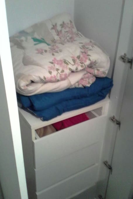 En el closet, siempre se deja a disposicion un cobertor extra.