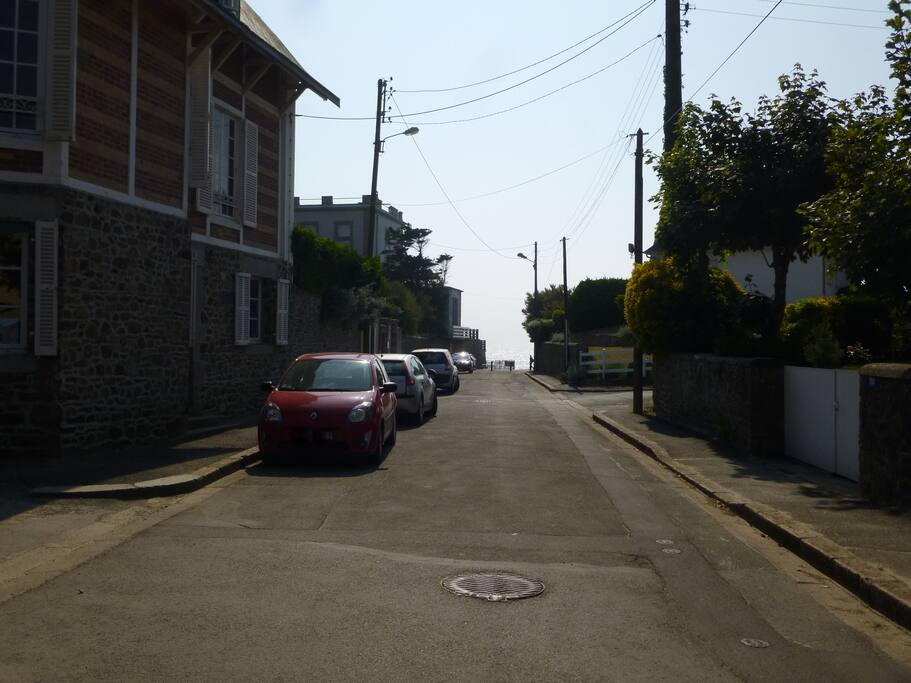 Rue de Scissy devant la maison